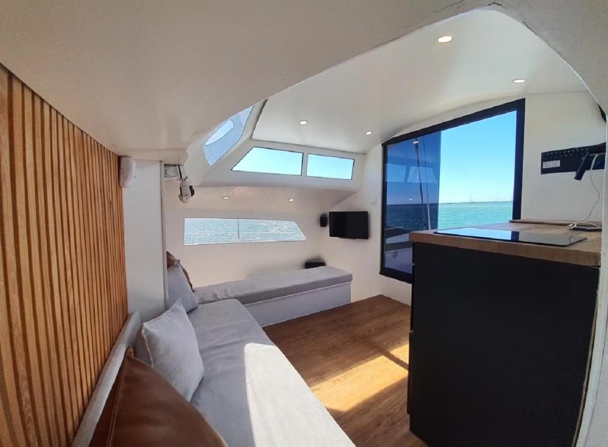 Barco Casa Catamara Sleepandboat Hotel Фаро Екстериор снимка