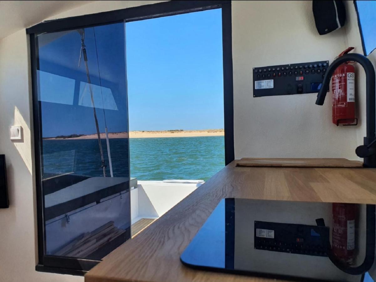 Barco Casa Catamara Sleepandboat Hotel Фаро Екстериор снимка