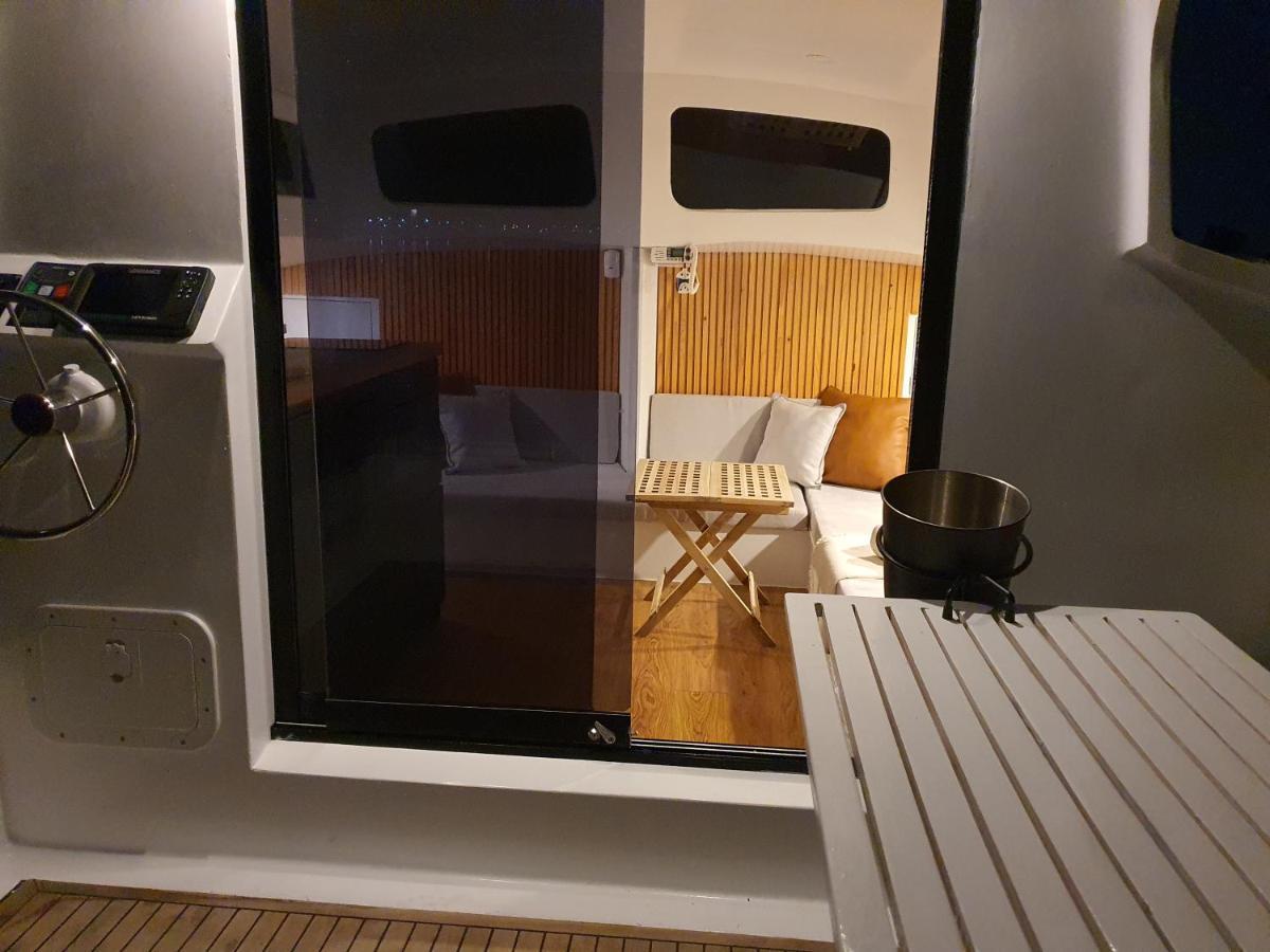 Barco Casa Catamara Sleepandboat Hotel Фаро Екстериор снимка
