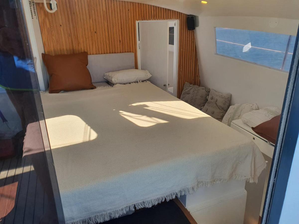 Barco Casa Catamara Sleepandboat Hotel Фаро Екстериор снимка