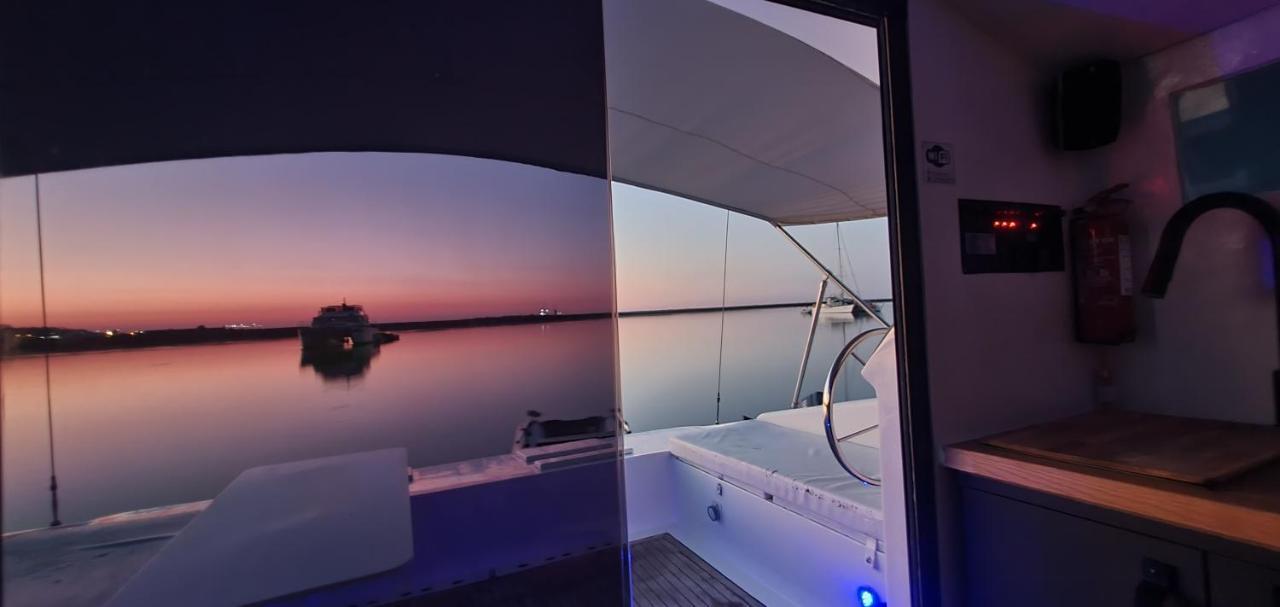 Barco Casa Catamara Sleepandboat Hotel Фаро Екстериор снимка