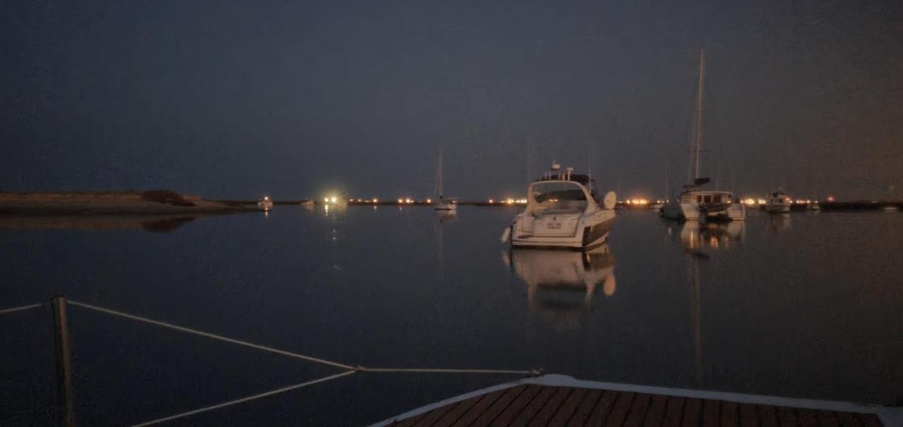 Barco Casa Catamara Sleepandboat Hotel Фаро Екстериор снимка