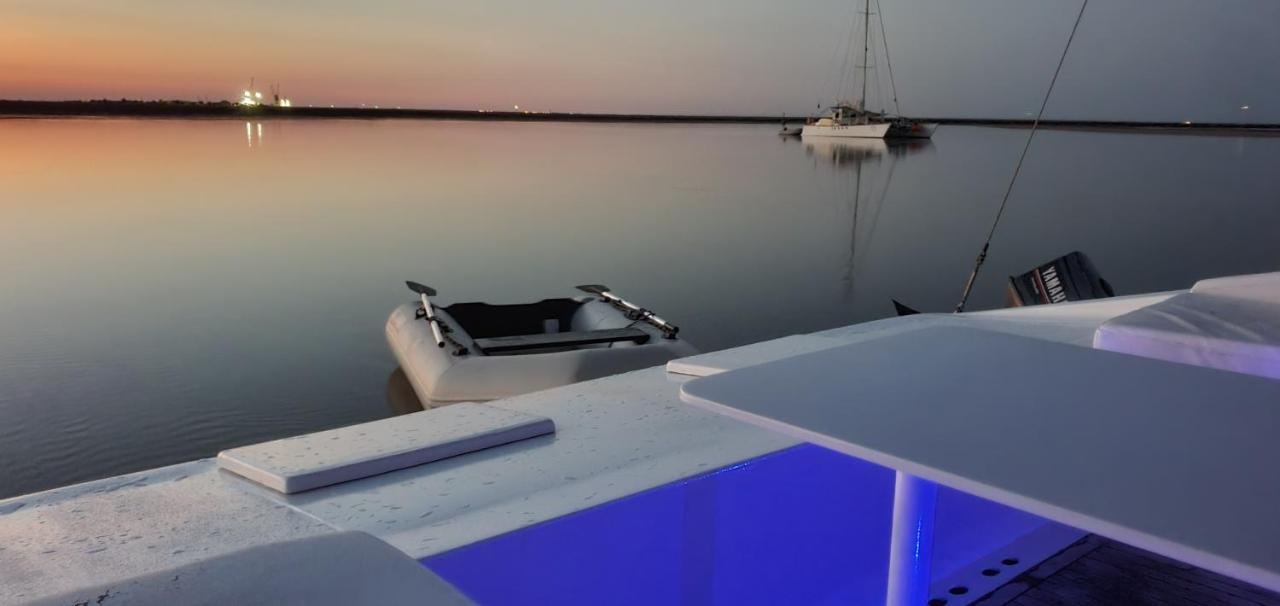 Barco Casa Catamara Sleepandboat Hotel Фаро Екстериор снимка