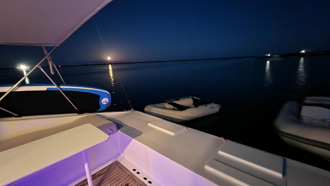 Barco Casa Catamara Sleepandboat Hotel Фаро Екстериор снимка