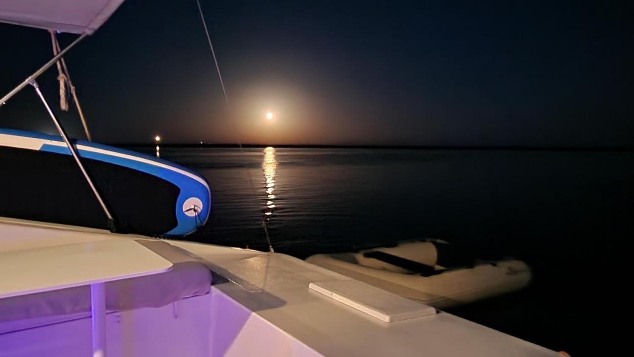 Barco Casa Catamara Sleepandboat Hotel Фаро Екстериор снимка