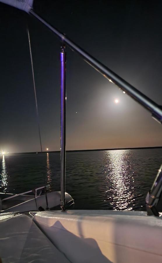 Barco Casa Catamara Sleepandboat Hotel Фаро Екстериор снимка