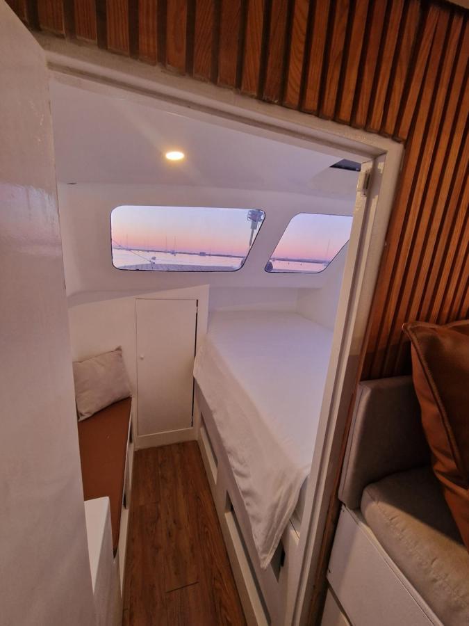 Barco Casa Catamara Sleepandboat Hotel Фаро Екстериор снимка