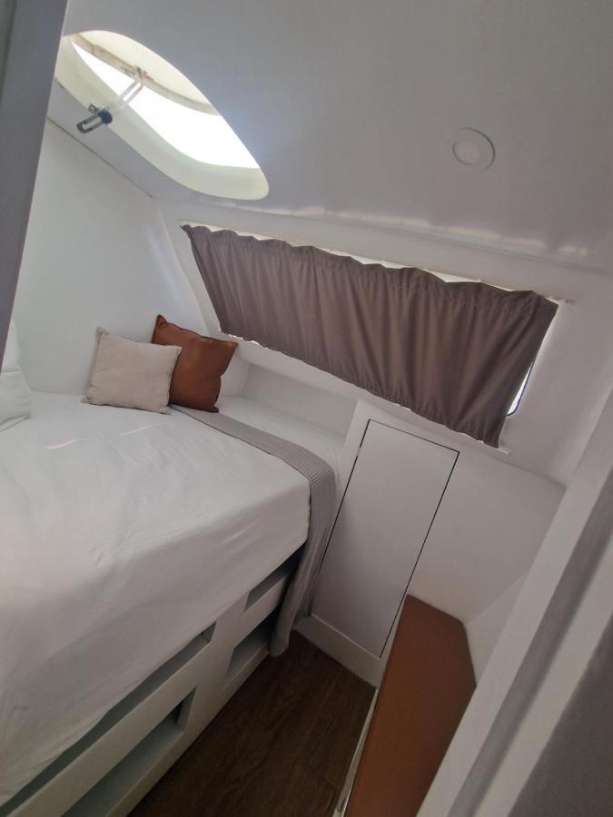 Barco Casa Catamara Sleepandboat Hotel Фаро Екстериор снимка