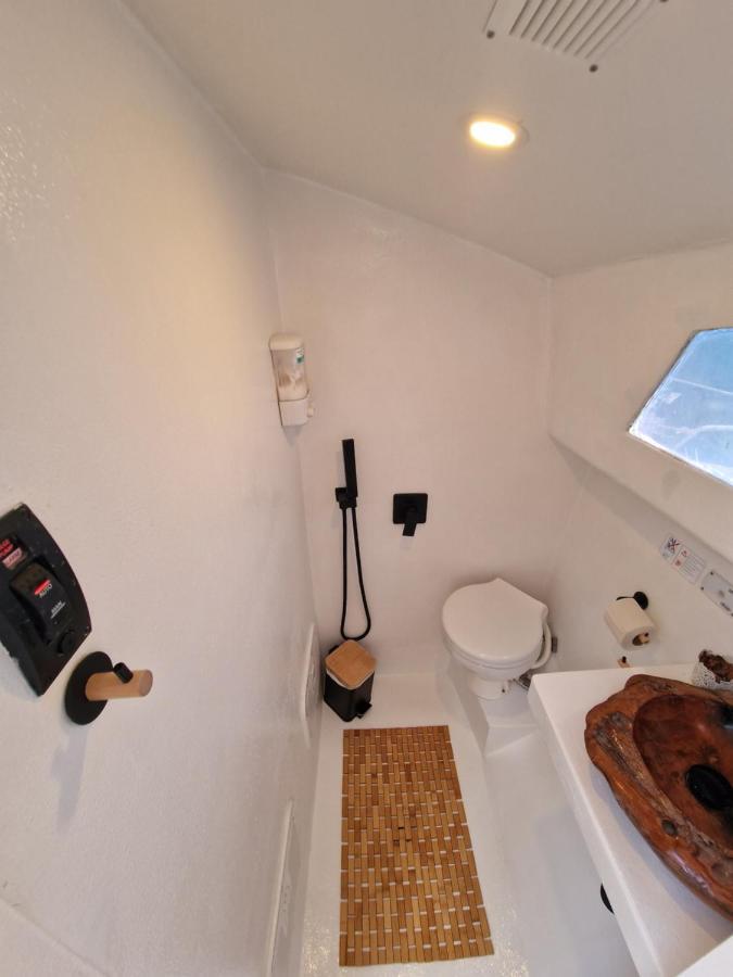 Barco Casa Catamara Sleepandboat Hotel Фаро Екстериор снимка